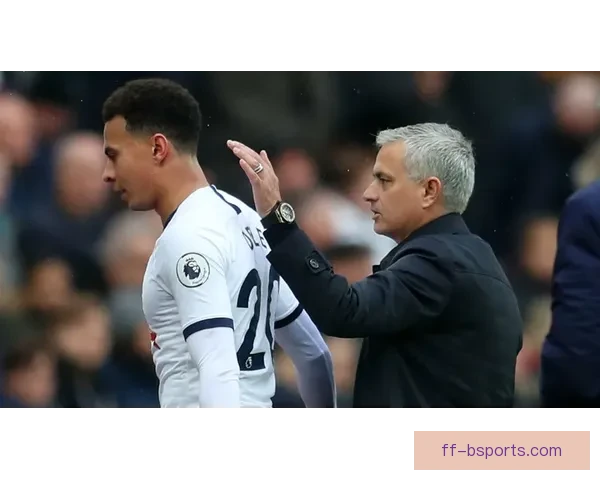 维尼修斯状态回暖信号显现 穆里尼奥战术调整助力其复苏